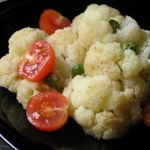 Цветная капуста с зеленым горошком и черри