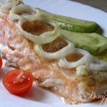 Лосось в чесночной заправке с луком