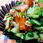 Салат с помидорами, огурцами и молодой капустой