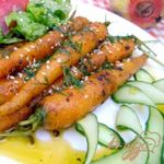 Молодая морковь, обжаренная в оливковом масле со специями
