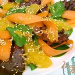 Салат «Яркое лето» со шпинатом, морковью и апельсином