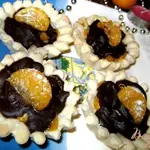 Корзинки с песочного теста с карамельными мандаринами и шоколадом