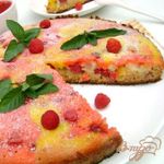 Летний медовый пирог с ягодами