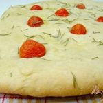 Фокачча с томатами и розмарином