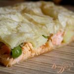 Слоеный пирог с форелью, картофелем и зеленым горошком
