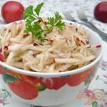Капустно-яблочный салат с оригинальной заправкой