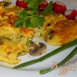Омлет с грибами и зеленый луком