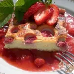 Творожная запеканка с клубникой под соусом