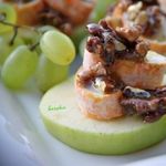 Закуска из яблок с камамбером и медовыми орешками