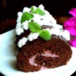 Шоколадный рулет с черничным муссом.