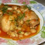 Курица с фасолью в томатно-чесночном соусе.