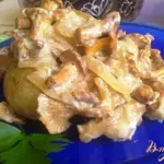 Лисички в сметанном соусе