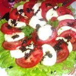 Салат Капрезе с соусом