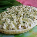 Пицца с курицей, кедровыми орешками и каперсами
