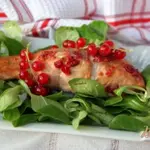 Лосось в маринаде из красной смородины