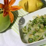 Тёплый салат из зелёного горошки и салата айсберг