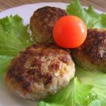 Пряные котлетки с сушеными травами и чесноком