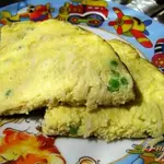 Омлет с курицей, сыром и зеленым горошком