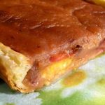 Яблочный пирог со сливами и корицей