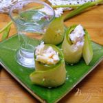 Рулетики из огурца с сырным салатом.