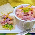 Салат со свеклой, селёдочкой и брусничной заправкой.
