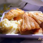 Треска, жаренная в кукурузной муке с картофельным пюре.