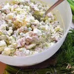 Салат картофельный, с копчёными сосисками.