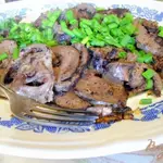 Сердце свиное, жаренное с карамелизованным луком.