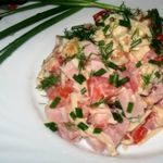 Салат из ветчины, сыра и помидор Хит
