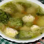 Суп с куриными кнелями и брокколи