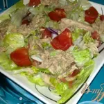 Салат с айсбергом помидорами и тунцом