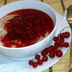 Овсяная каша с ягодным соусом