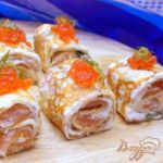 Блинчики Северное сияние со сметанным кремом и красной рыбой.