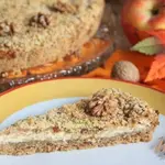Рассыпчатый яблочно-творожный пирог с орехами