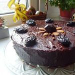 Шоколадный торт с черносливом и миндалем