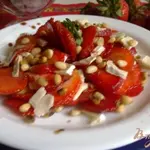 Клубничное карпаччо с  сыром и орешками.
