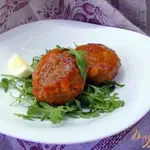 Тефтели с гречкой и варёным яйцом в томатном соусе.