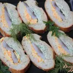 Закусочный багет с сельдью и разноцветным маслом