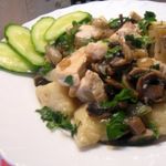 Картофельные галушки с курицей и грибами