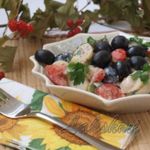 Картофельный салат с помидорами и оливками