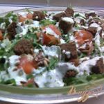 Зелёный салат с сёмгой и гренками под «Зелёным соусом».
