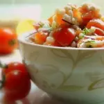 Салат с перловкой и помидорами.