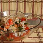 Сытный салат с перловкой и помидорами