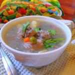 Густой супчик для вечно занятых мамочек с мясными клёцками, гречкой и овощами.