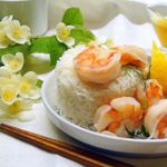 Креветки и рис, приготовленные на пару с жасминовым соусом.