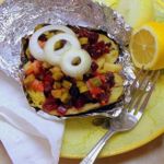 Картофель, запечённый в фольге и поданный с маринованной свеклой.