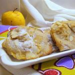 Ватрушки с миндальным кремом (франжипаном) и яблоками под миндальными лепестками