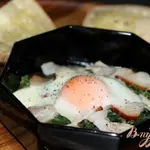 Запеченное яйцо со шпинатом и ветчиной