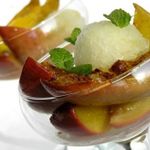 Печеное манго с корицей и мороженым
