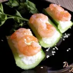 Роллы с креветками в огурцах